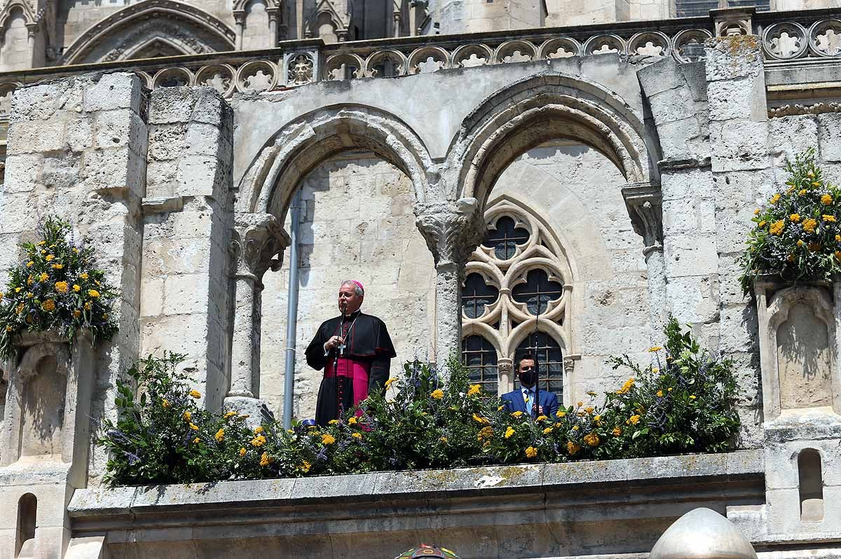 Fotos: En honor de la Catedral, danzan los Gigantillos, suena el himno