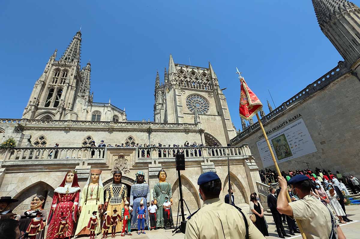 Fotos: En honor de la Catedral, danzan los Gigantillos, suena el himno