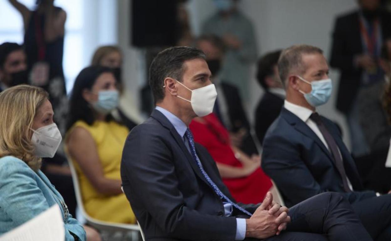 La vicepresidenta primera, Nadia Calviño; el presidente del Gobierno, Pedro Sánchez y el presidente del Senado, Ander Gil 