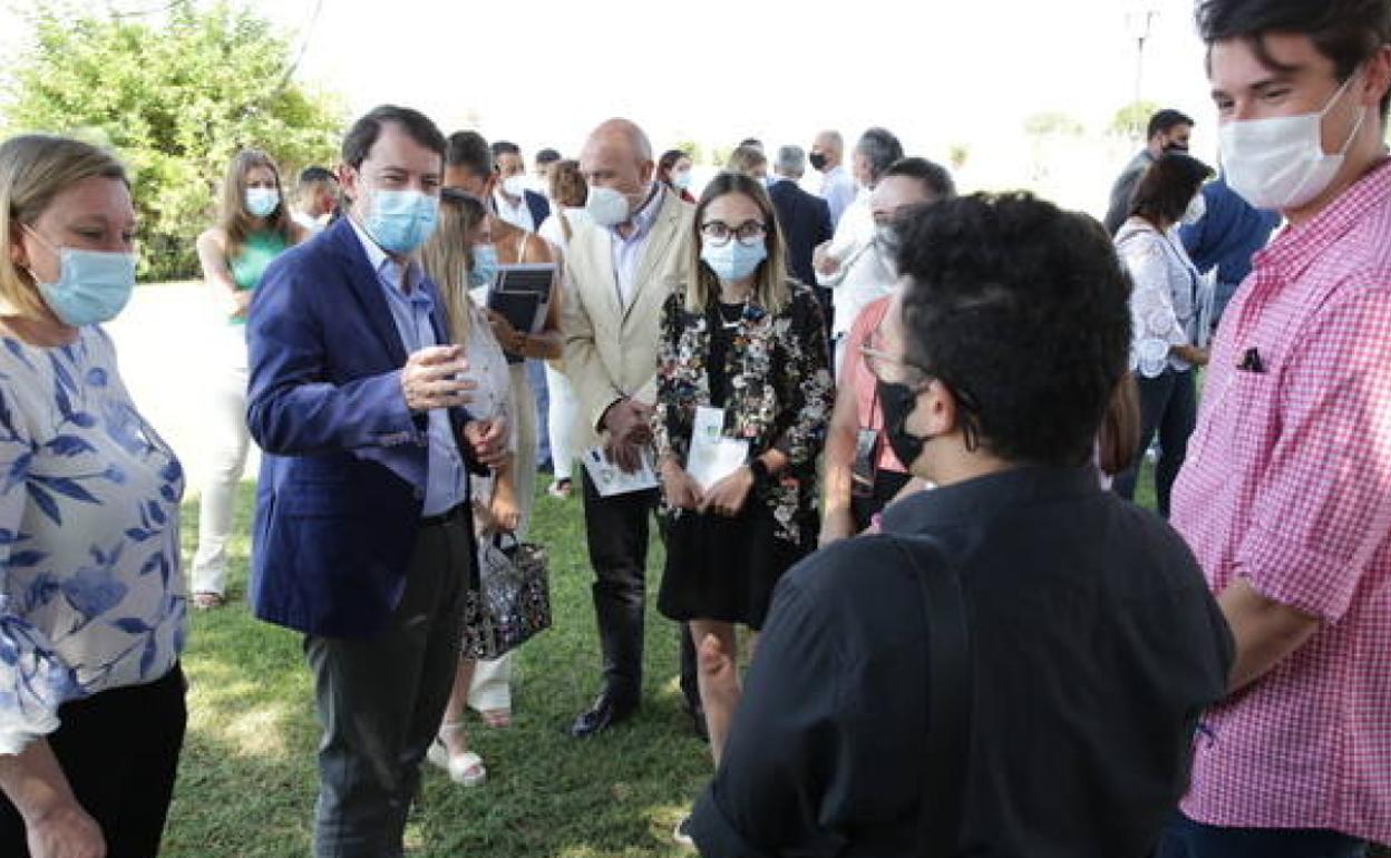 El presidente de la Junta y los consejeros junto al resto de participantes en la presentación del plan en Bodegas Fariña, Toro. 