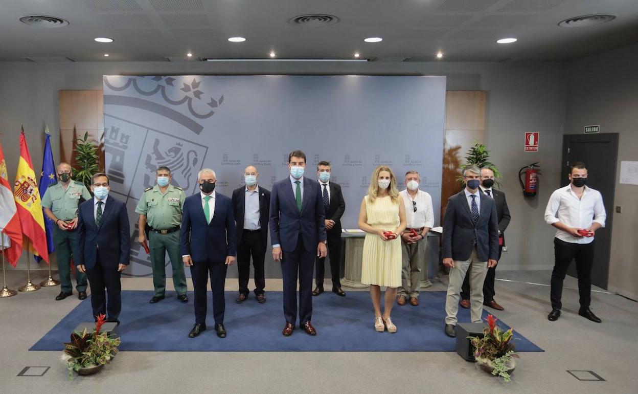 Las ocho víctimas del terrorismo en Castilla y León posan con sus medallas junto al delegado territorial, Augusto Cobos, el presidente de la asociación de víctimas de la comunidad, Sebastián Nogales, el consejero de Presidencia, Ángel Ibáñez y el secretario general de consejería de Presidencia, Santiago Fernández 