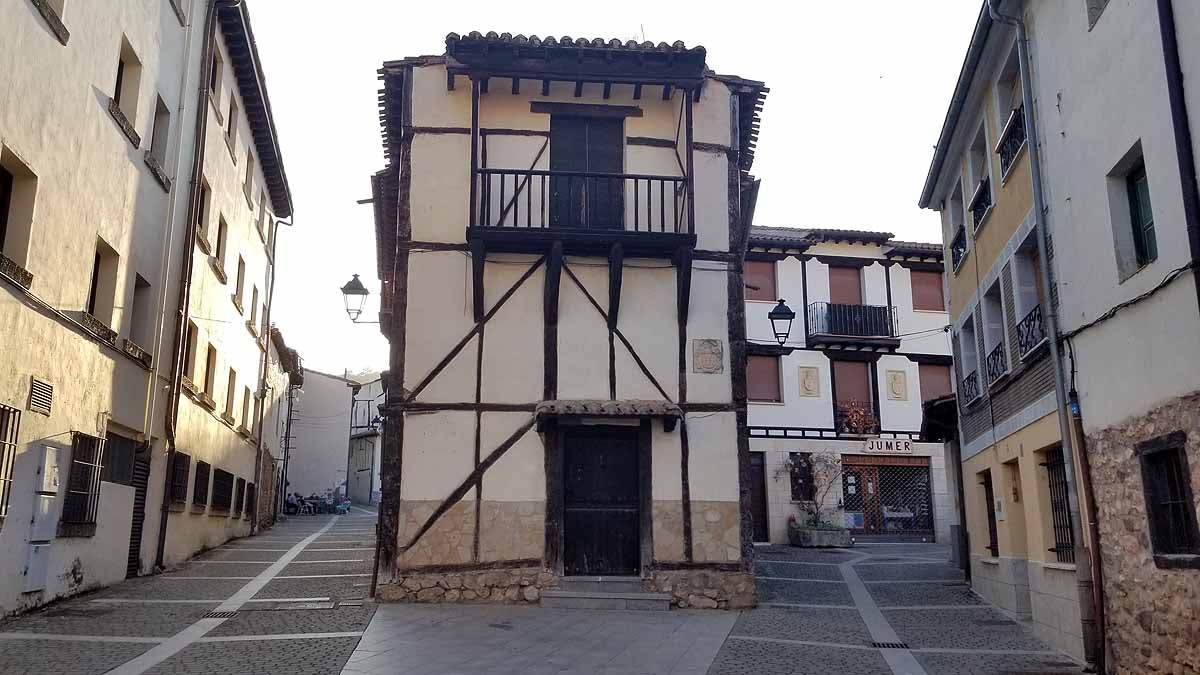 Calle de Covarrubias con la arquitectura típica castellana.