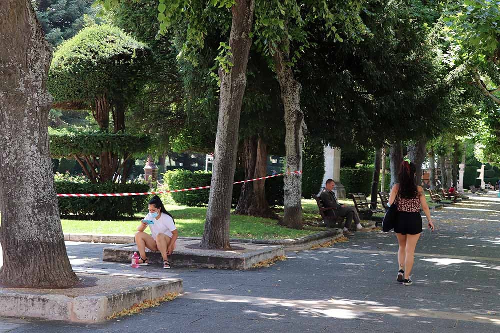 Fotos: Los burgaleses se refugian del calor en sombras y terrazas