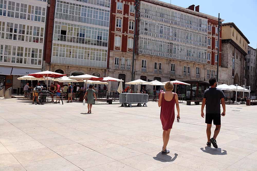 Fotos: Los burgaleses se refugian del calor en sombras y terrazas