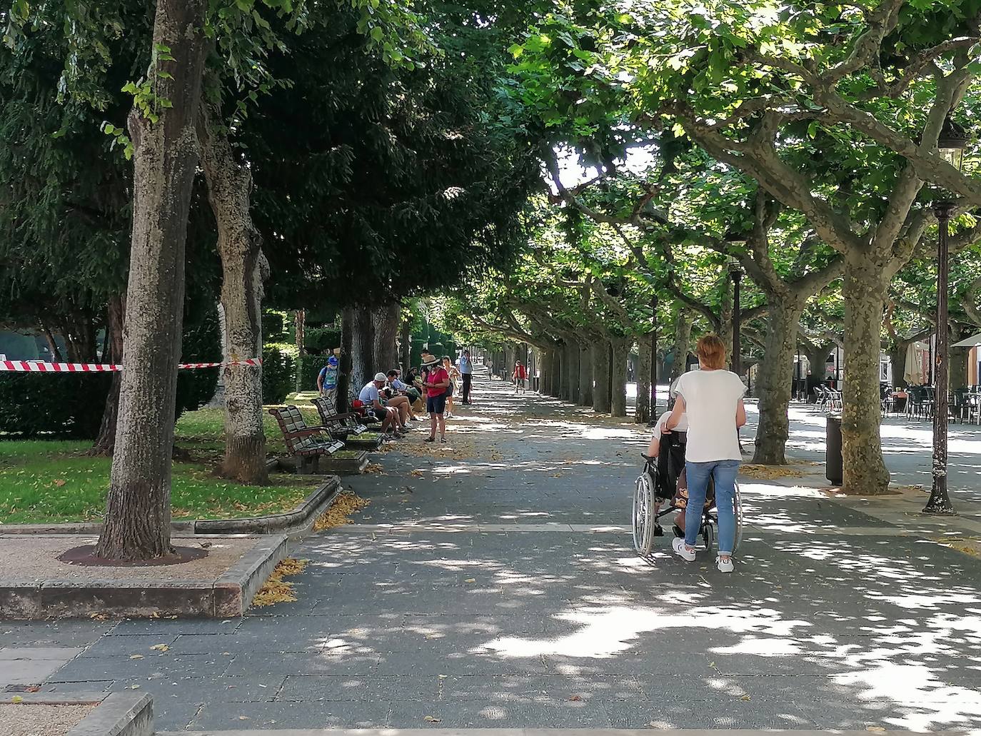 Fotos: Los burgaleses se refugian del calor en sombras y terrazas