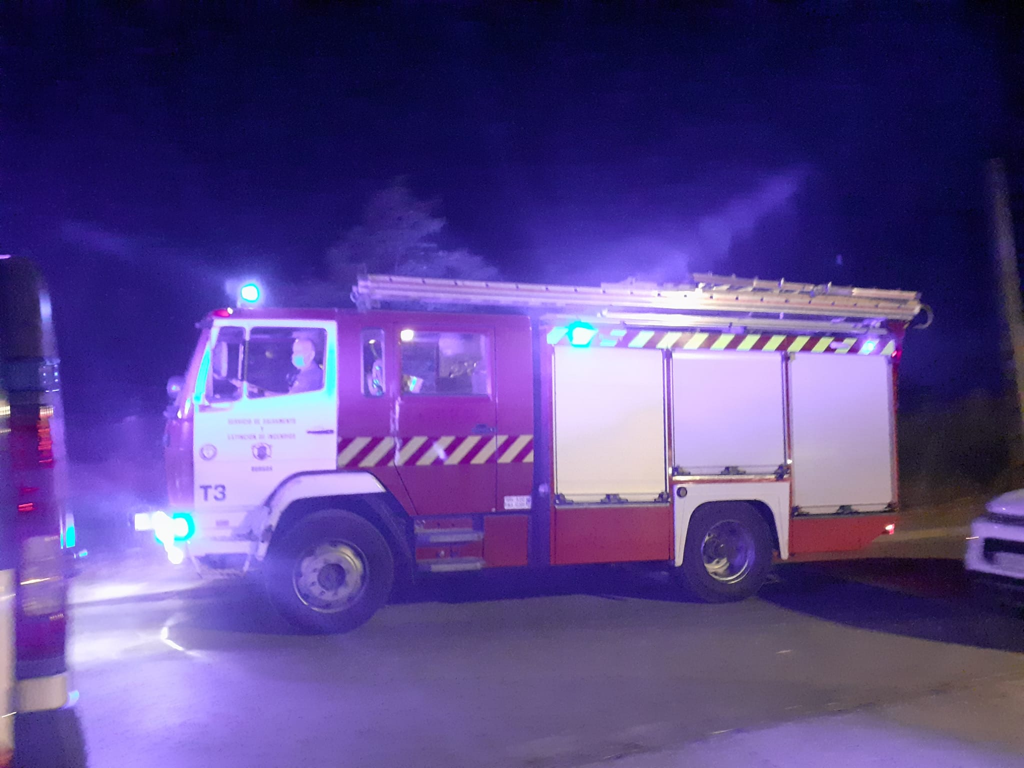 Fotos: Un incendio intencionado devora los aledaños del Castillo de Burgos