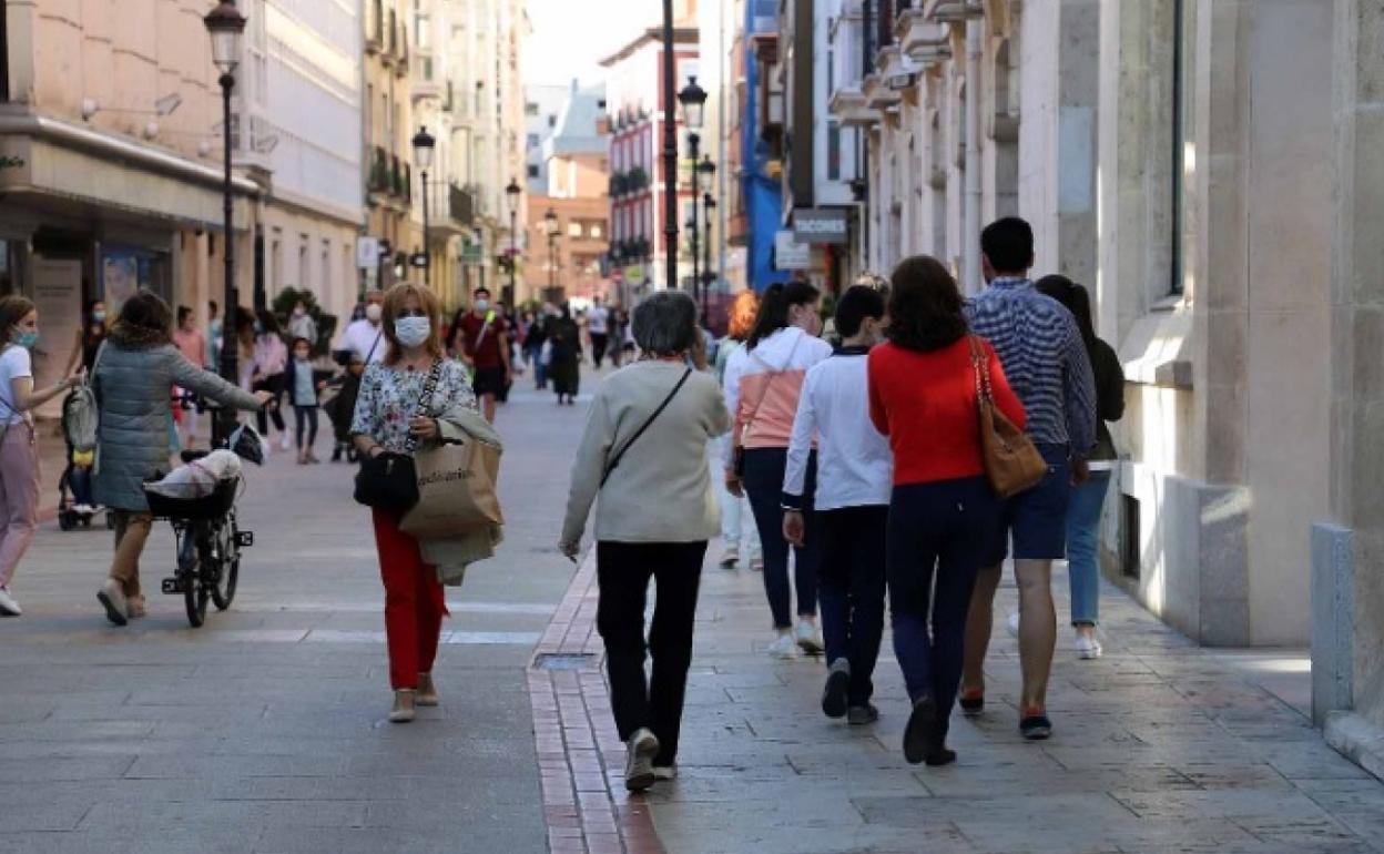 Personas con mascarilla por las calles del centro de Burgos. 