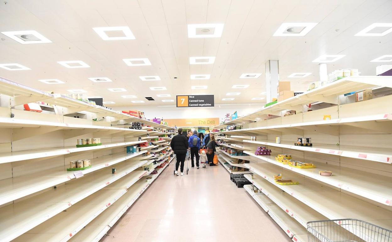 Estanterías prácticamente vacías en un supermercado del sur de Londres.