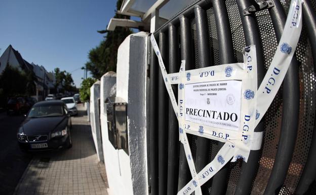 Verja del chalet precintado por la Policía donde vivía la mujer asesinada en Pozuelo de Alarcón (Madrid).