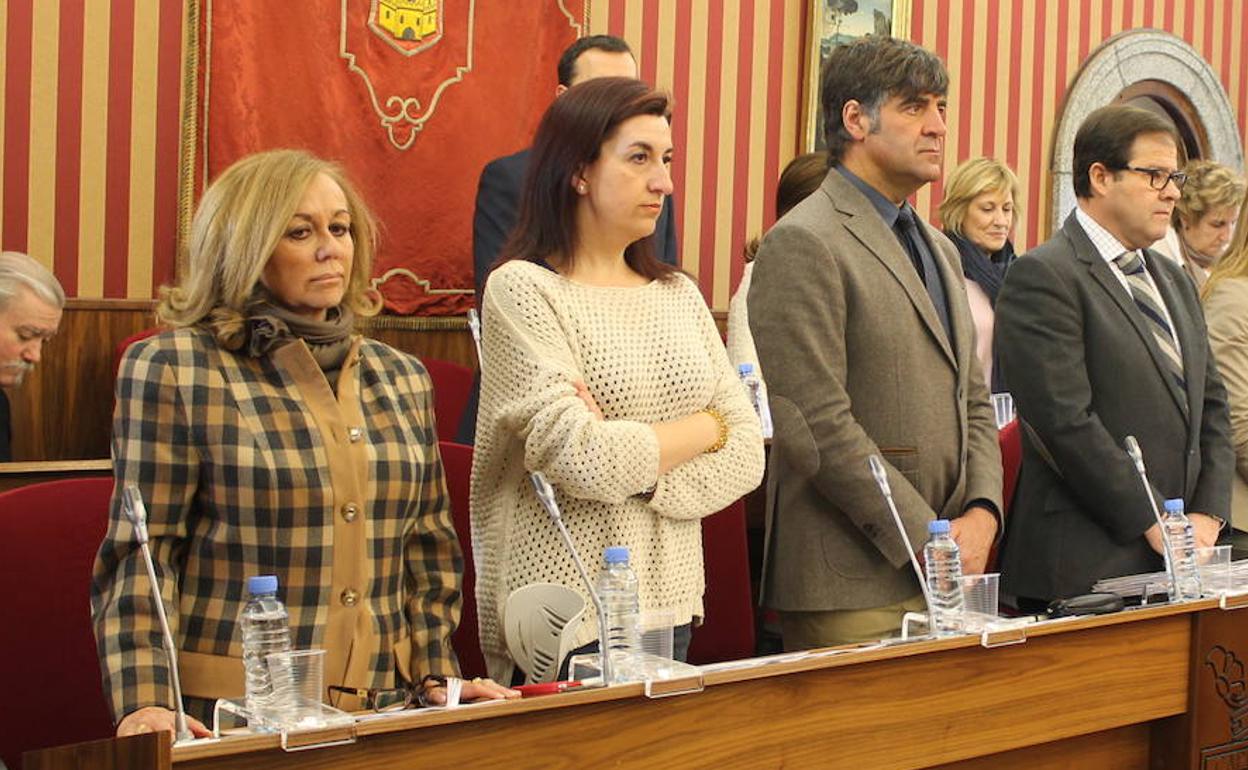 Nieves Sanz, a la izquierda, en un Pleno del Ayuntamiento de Burgos.