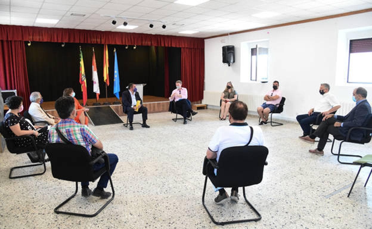 Reunión de los senadores con los alcaldes de los ayuntamientos populares situados en la futura A-12 Camino de Santiago. 