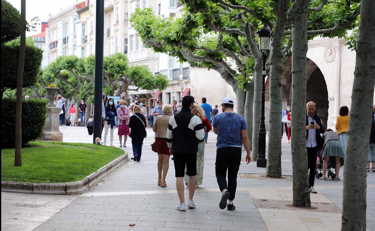 Varias personas pasean por el Espolón, en Burgos.