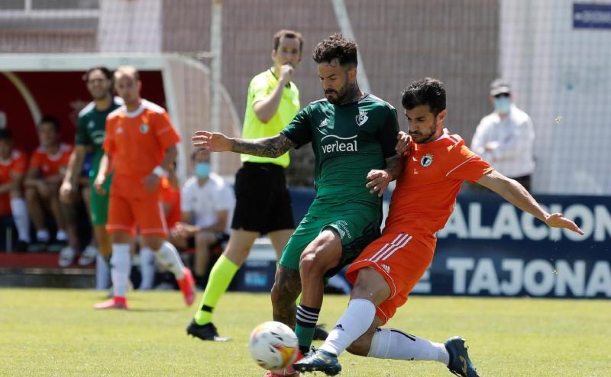 El defensa del Burgos CF Zabaco se intenta a adelantar a Rubén García.