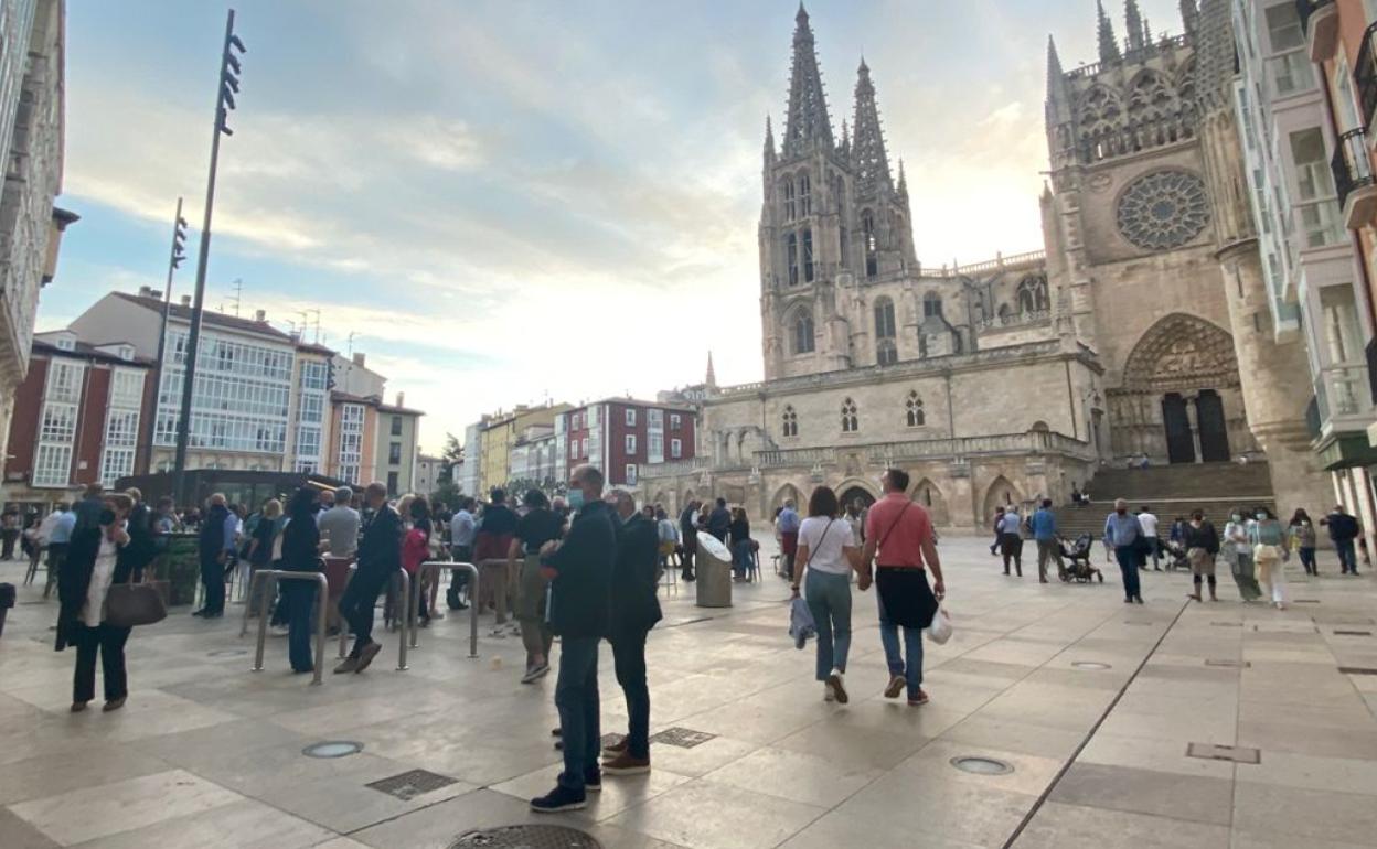 Personas por las calles de Burgos con la mascarilla para frenar la covid-19. 