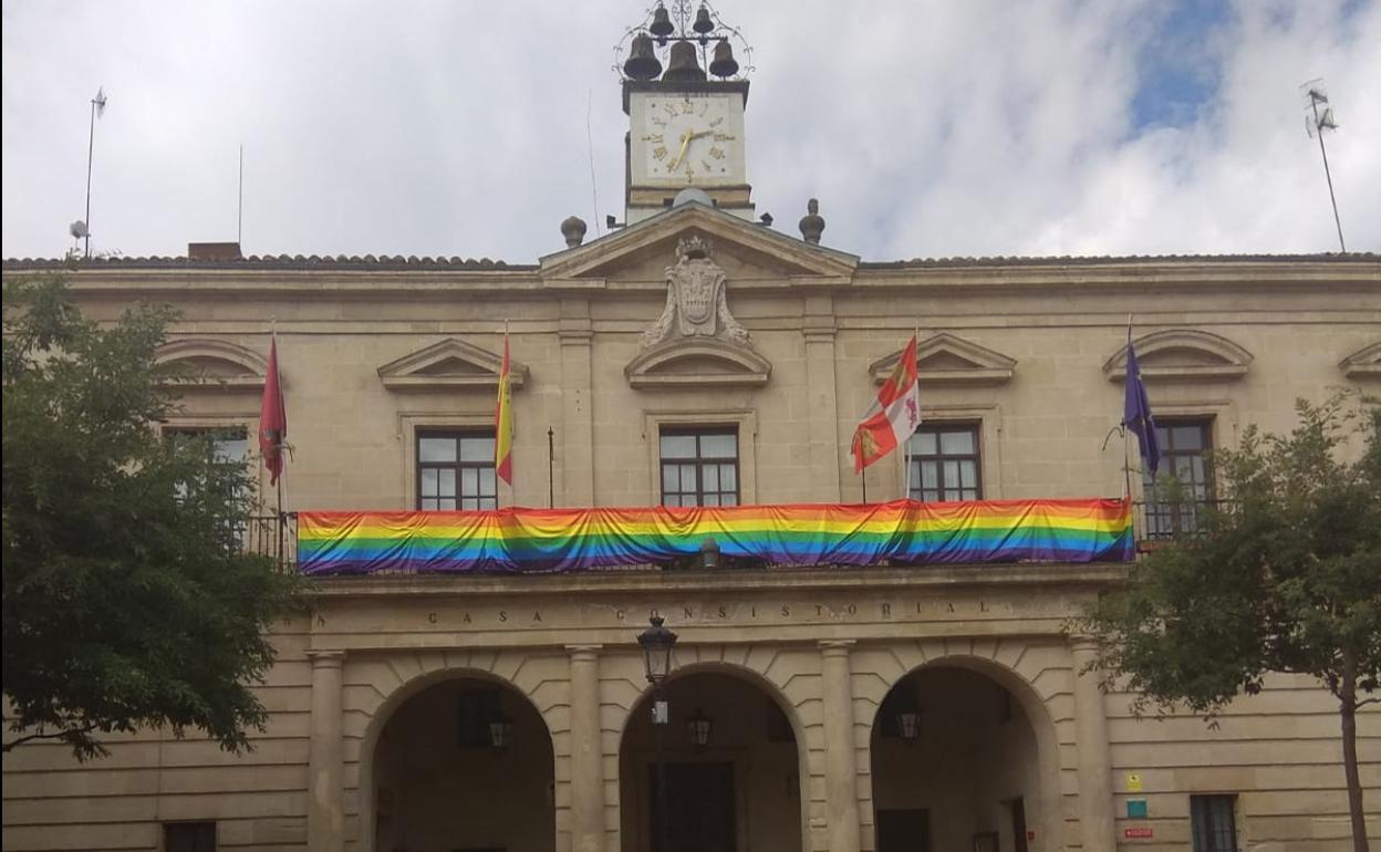 Bandera en apoyo de los colectivos LGTBIQ+ en el Ayuntamiento de Miranda en una foto del 2019. 