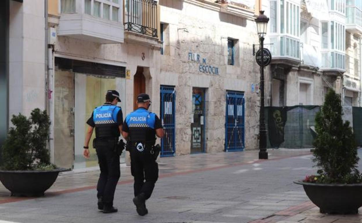 Dos policías locales de Burgos patrullan por las calles de la ciudad. 