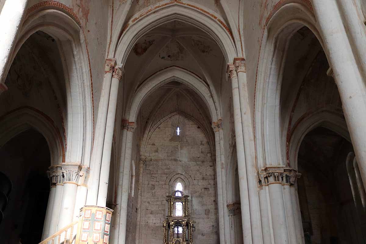 Interior iglesia de Villamorón.