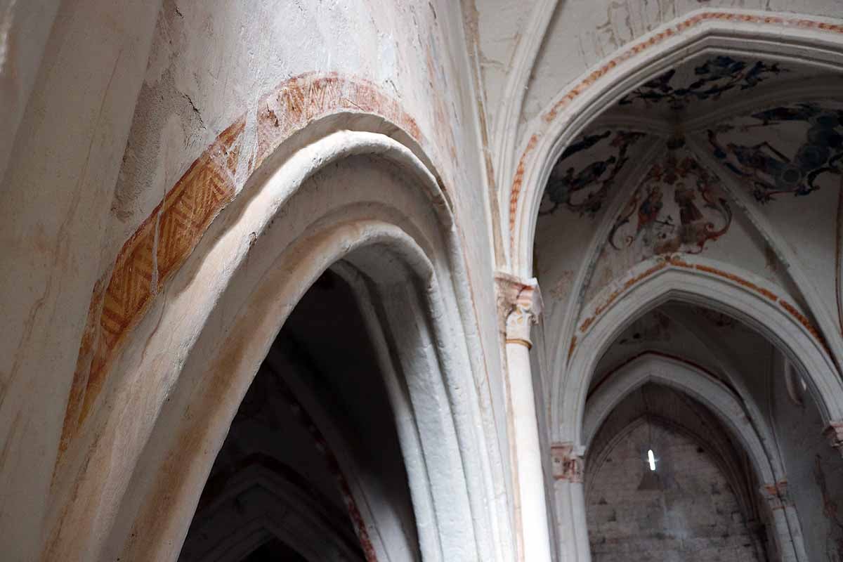 Interior iglesia de Villamorón.