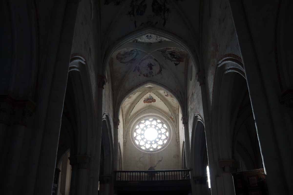 Interior iglesia de Villamorón.