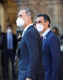 Imagen secundaria 2 - Abucheos a Sánchez y aplausos al Rey a su llegada a la Plaza Mayor de Salamanca