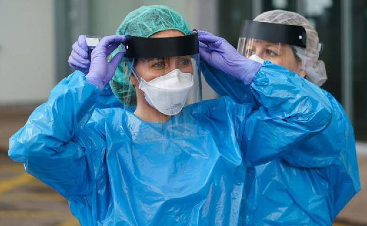 Sanitarios en Burgos en la carpa de triaje al inicio de la pandemia.