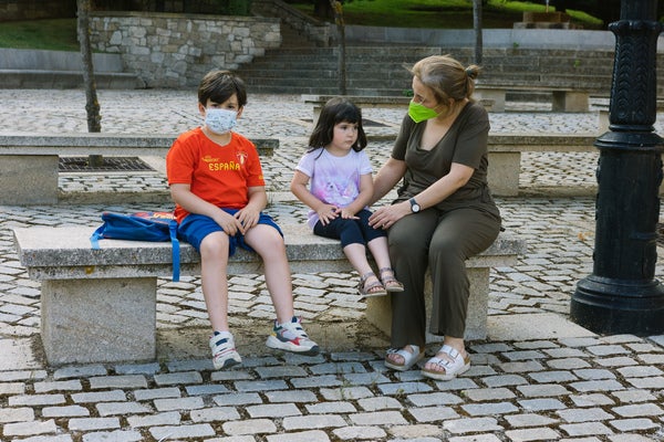 El pequeño Enzo junto a su madre y su hermana.