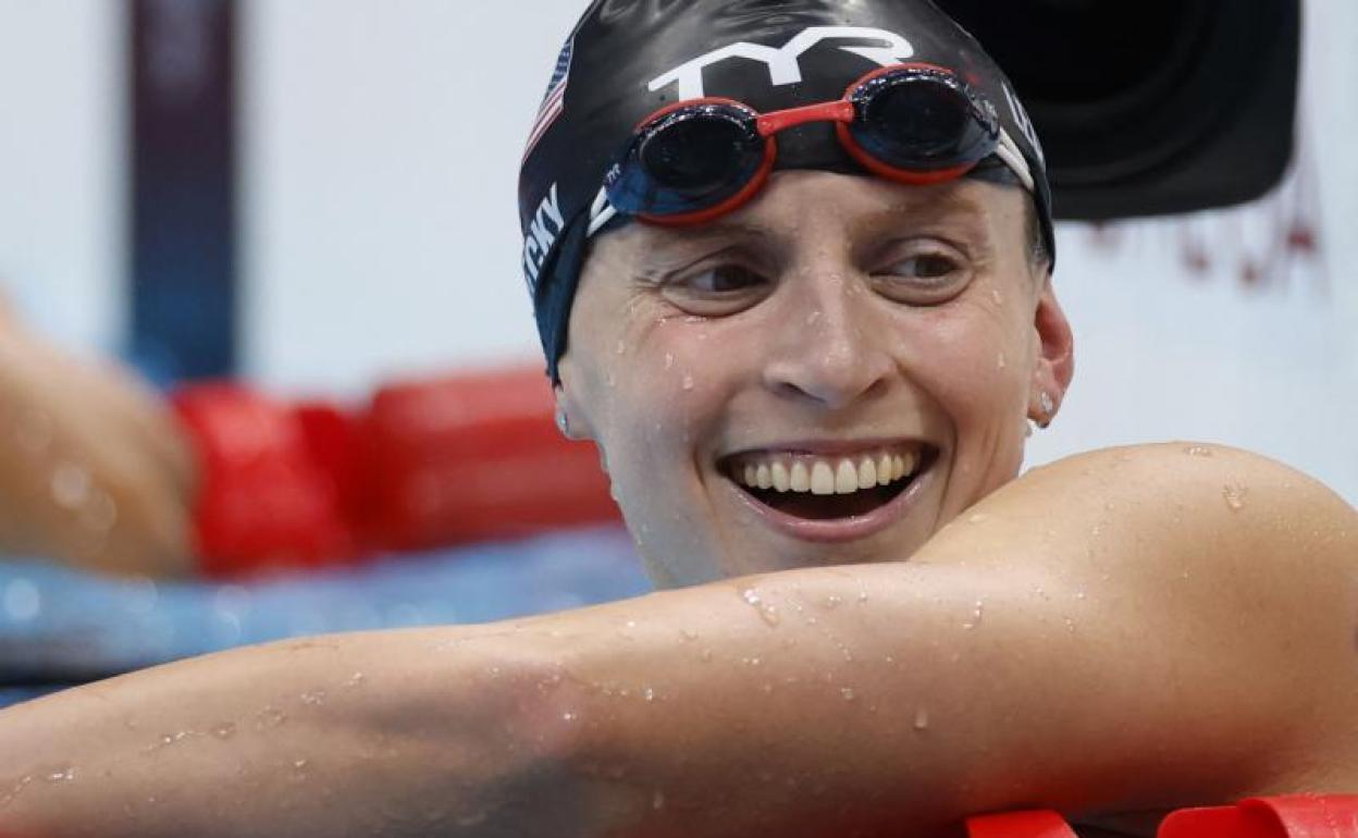 Katie Ledecky celebra su victoria en el 800 libre.