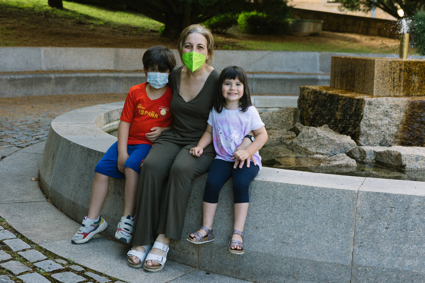 El pequeño Enzo, junto a su madre y hermana.