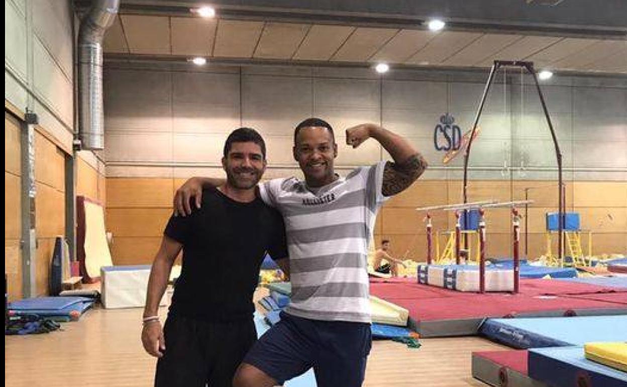 Ray Zapata con su entrenador, el grancanario Francisco Rodríguez. 