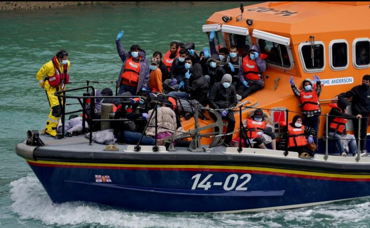 Una embarcación llega al puerto de Dóver con inmigrantes rescatados en el Canal de la Mancha. 