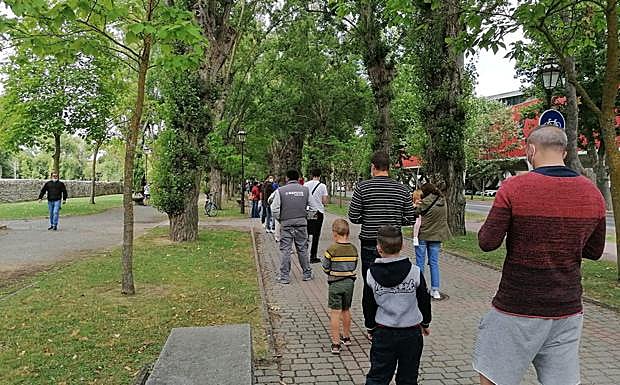 Largas colas para las segundas dosis de la vacuna covid en Burgos capital