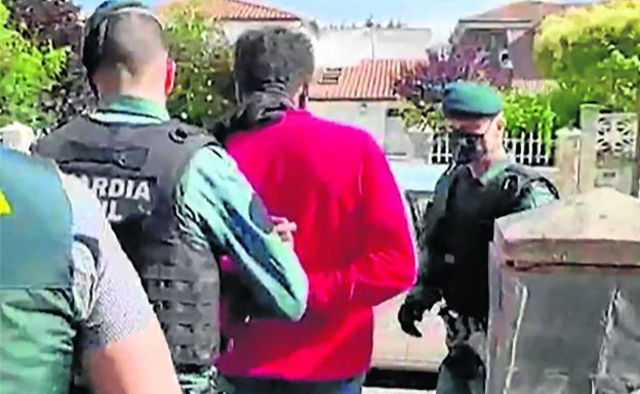 Momento de la detención de K. F. A., en Medina de Pomar. 