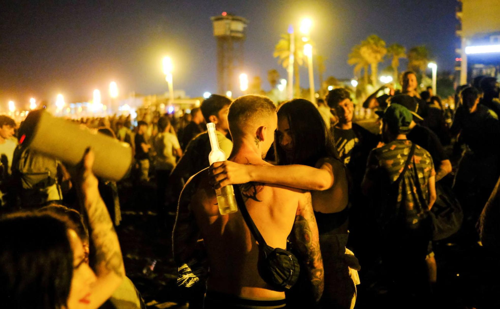 Jóvenes turistas en Barcelona en junio.