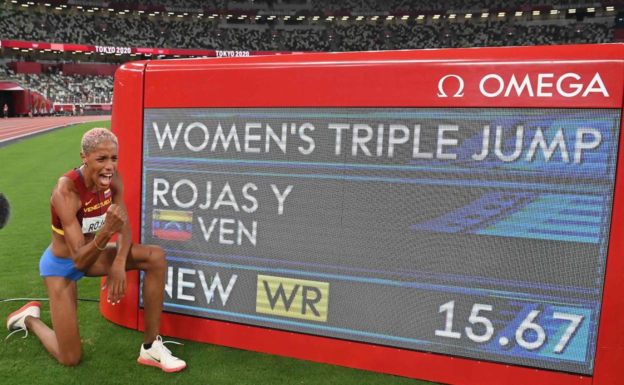 Yulimar Rojas, junto al panel que certifica su récord mundial.