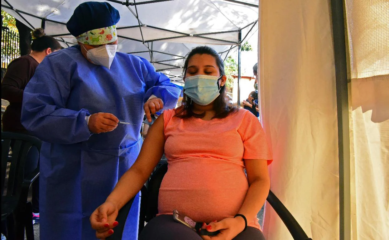 La vacuna contra la COVID es segura para las mujeres embarazadas