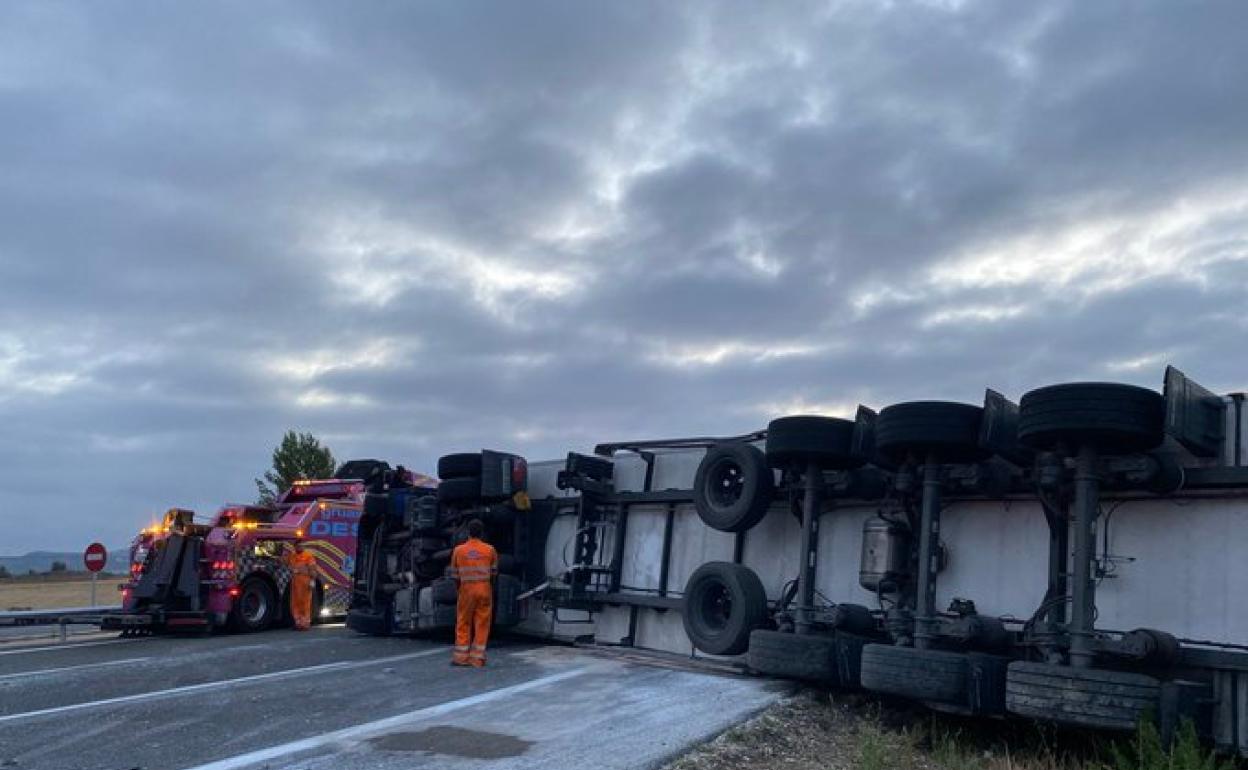 Imagen de la retirada del camión accidentado.