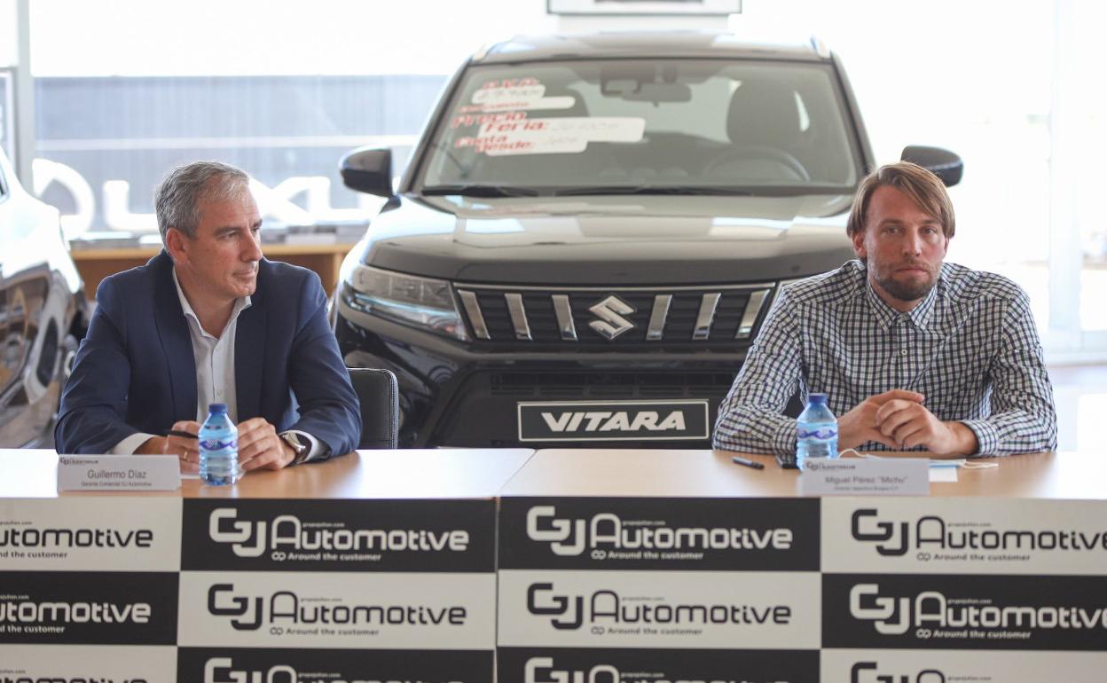 'Michu', junto al gerente de GJ Automotive, Guillermo Díaz, durante la presentación de Andy y Alfonso. 