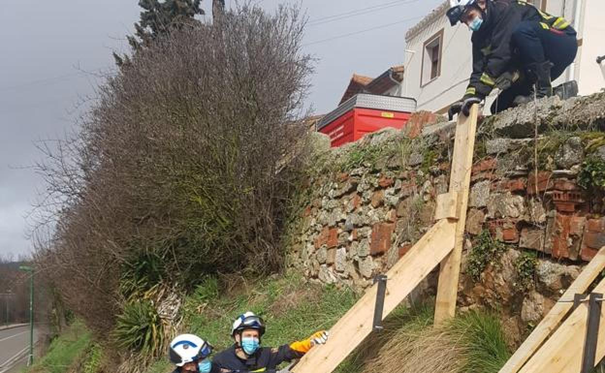 Los bomberos han tenido que intervenir en alguna ocasión ante los desprendimientos en Pisones.