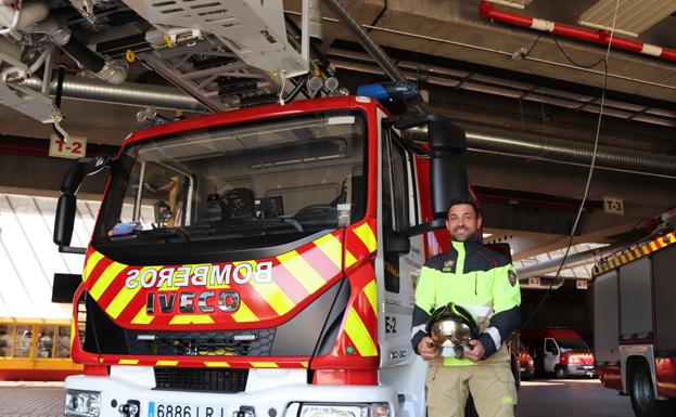 Manuel posa junto a la úlltima autoescala adquirida por el Ayuntamiento.