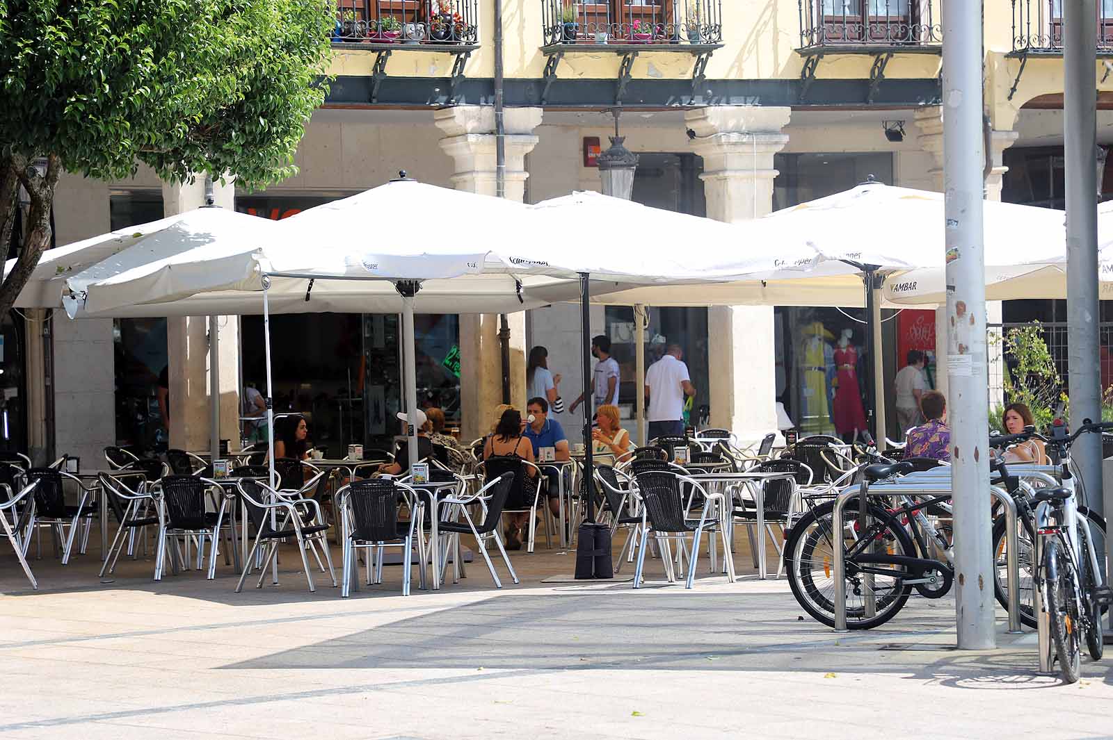 Las terrazas a la sombra han sido parada obligatoria para muchos. 