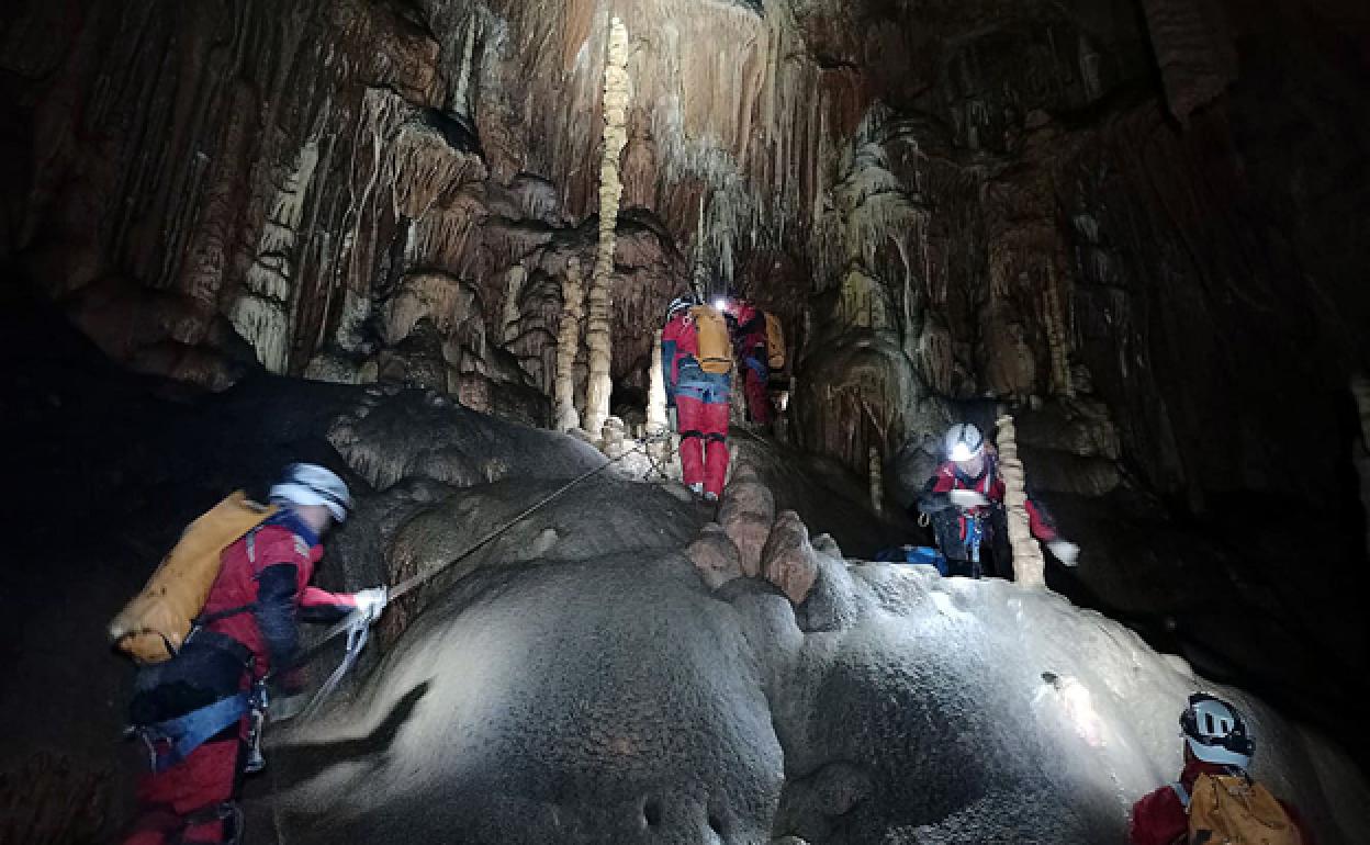 Ejercicios de espeleosocorro a cargo de la UME. 