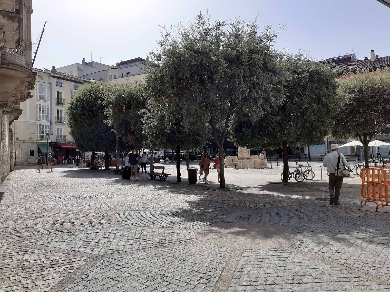 Los más pequeños se han protegido con gorras del intenso calor que hacía en la ciudad.
