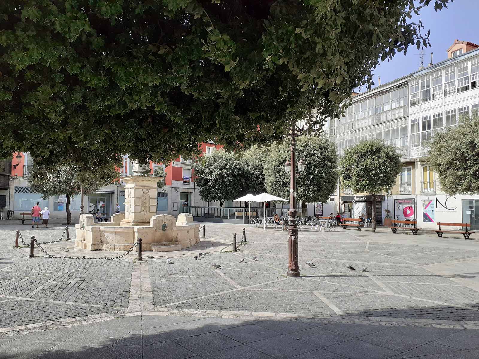 Los más pequeños se han protegido con gorras del intenso calor que hacía en la ciudad.