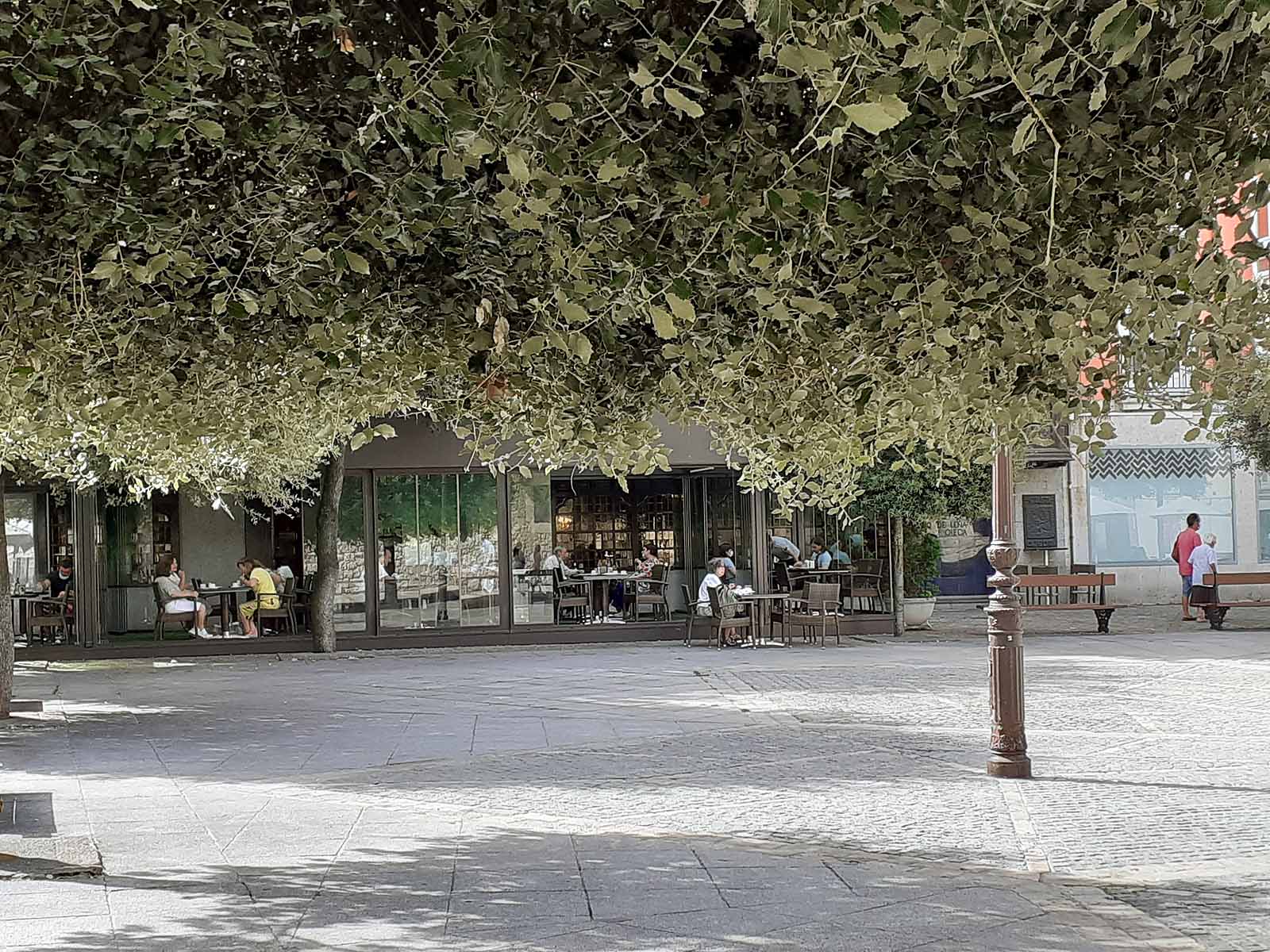 Los más pequeños se han protegido con gorras del intenso calor que hacía en la ciudad.