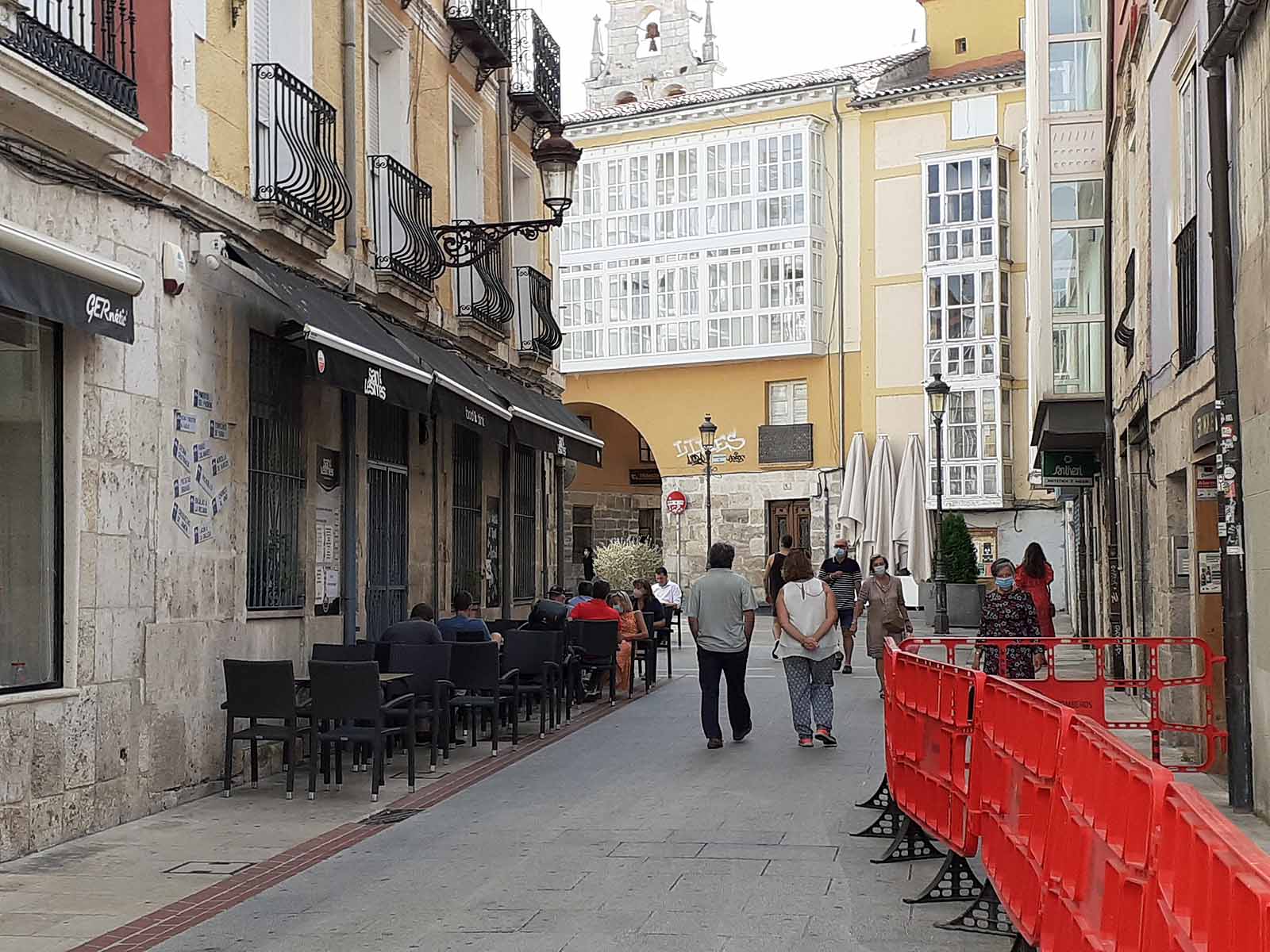 Los más pequeños se han protegido con gorras del intenso calor que hacía en la ciudad.