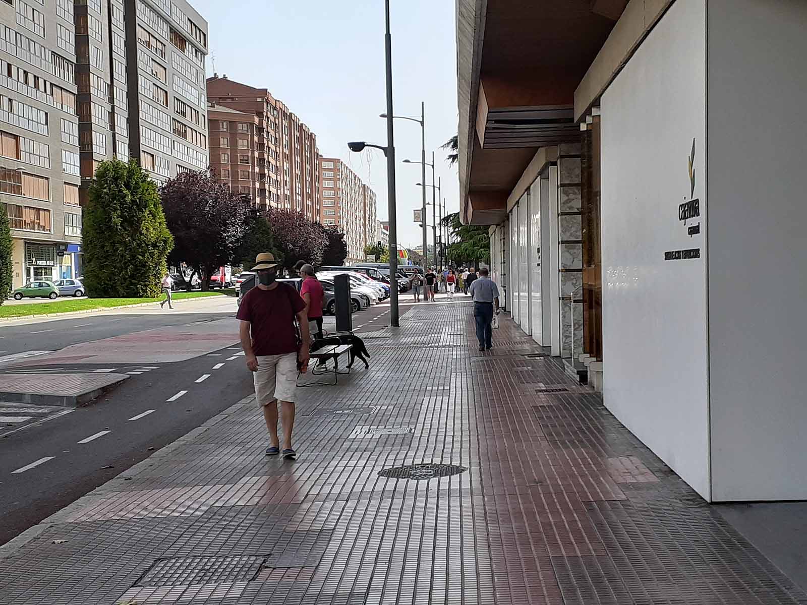 Los más pequeños se han protegido con gorras del intenso calor que hacía en la ciudad.