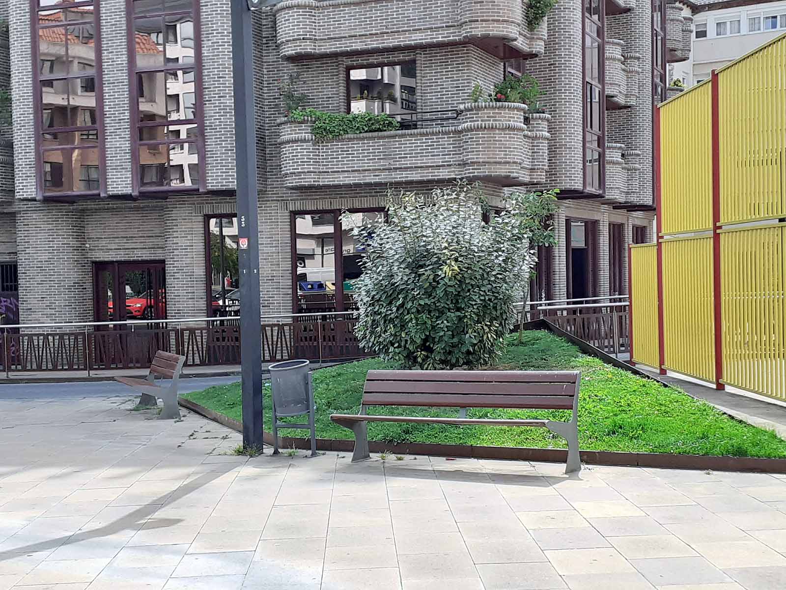 Los más pequeños se han protegido con gorras del intenso calor que hacía en la ciudad.