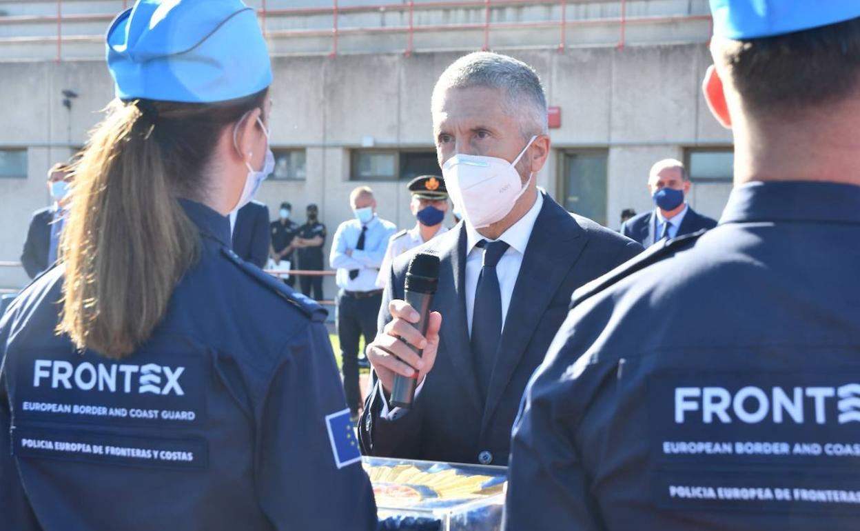 Fernando Grande-Marlaska, pasa revista a la nueva promoción de agentes de Frontex el viernes pasado en Ávila.