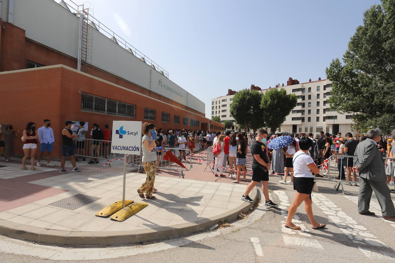 Fotos: Los burgaleses de 16 y 17 años comienzan a vacunarse contra la covid