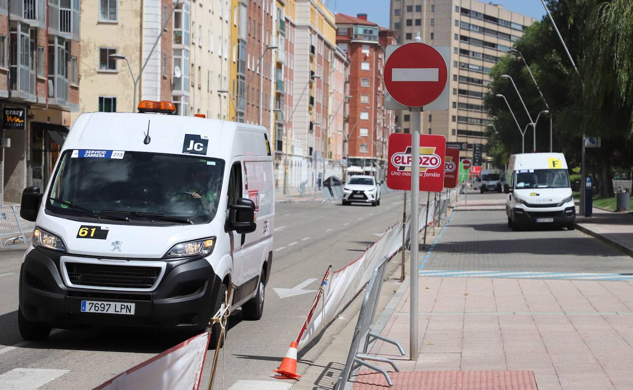 Personal de la vuelta recorre la avenida Reyes Católicos este sábado, con los aparcamientos despejados.